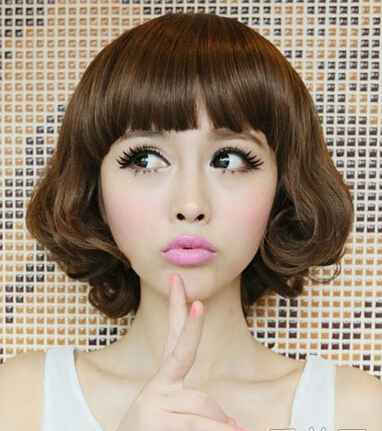 点击大图看下一张：这个韩国萝莉妹子显得甜美气质，内扣烫卷的短发发型，搭配整齐修剪的刘海头发，给人一种无辜可爱的芭比感觉。