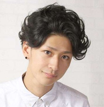 点击大图看下一张：日系男生短卷发发型一：很有魅力的一款道明寺款男生发型，往后卷的弧度让这款发型变得十分特别，很有日本偶像的味道。