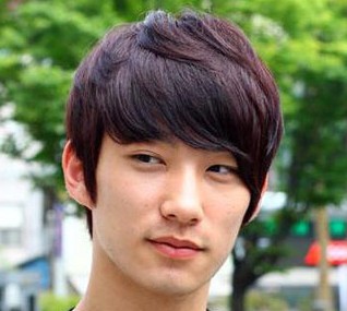 点击大图看下一张：典型的韩式男生波波头发型，划一的头发方向上，用定型产品把头顶短发抓出层次，轻松摆脱单调发型。