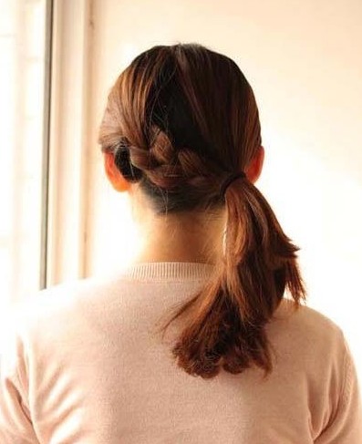 点击大图看下一张：韩式瘦脸编发步骤四：如图所示，连同辫子一起在侧面扎一个简单的马尾。