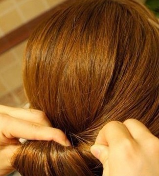 点击大图看下一张：韩式简单编发步骤五：将对折的头发挽上饶发的地方，用发夹固定好。