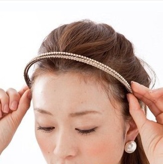 点击大图看下一张：把准备好的珍珠发箍戴在头上，适当的调整一下发箍的位置，把刘海弄好。