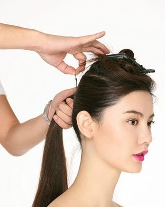 点击大图看下一张：斜刘海编发教程图解第二步：将拿在手上的那一束头发用发夹固定在头上，将剩下的头发扎成马尾。