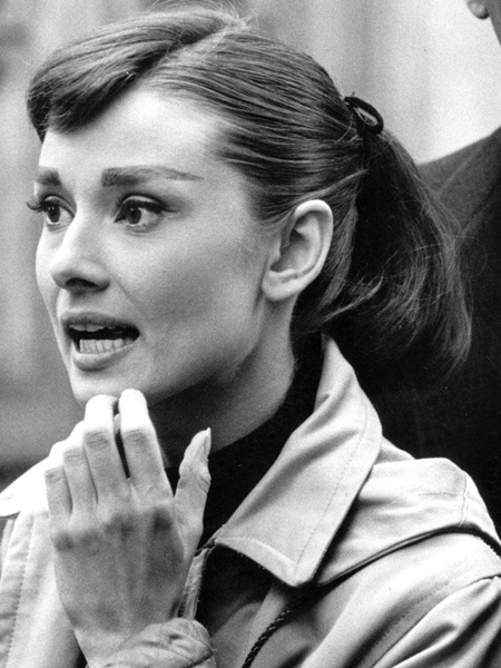 点击大图看下一张：Audrey Hepburn-1956马尾辫造型。