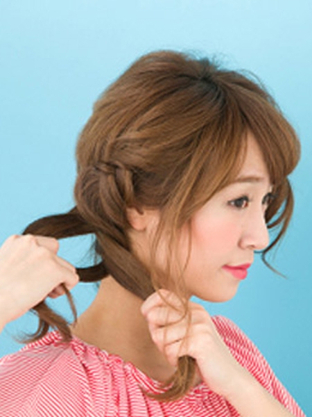 点击大图看下一张：step1：将头发拉扯到右侧后编成蓬松的辫子。