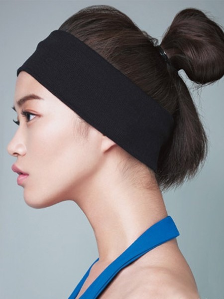 点击大图看下一张：高耸的韩式丸子头一丝不苟，搭配黑色头巾更显个性。最适合运动达人了。