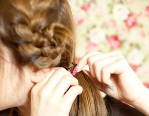点击大图看下一张：齐刘海直发编法步骤二：其他的头发，同样集中到同一边，用发绳随意的绑起。