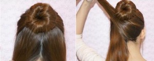 点击大图看下一张：Step1 、先将头发分成两部分，将头顶处的头发扎成一个高高的花苞头，然后再将下部分的头发从中间分成两半。Step2 、然后先将右边分好的发束往左边的方向绕，将右边的头发往左边提起，注意理顺一点。