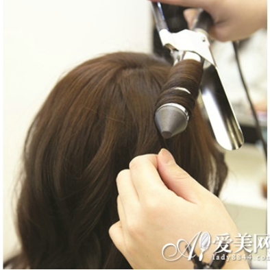 点击大图看下一张：STEP 1：梳理过头发后在用卷发棒将头发弄卷。