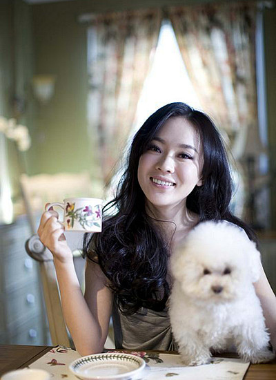 点击大图看下一张:霍思燕长发发型一:侧脸部分的发片大片向后弯曲,让真个造型的线条显得特别自然大气,凸显出霍思燕大方爽朗的气场和成熟的女性魅力。