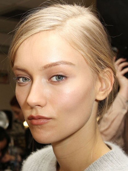 点击大图看下一张:超清凉的夏季低盘发,适合头发少的女士。