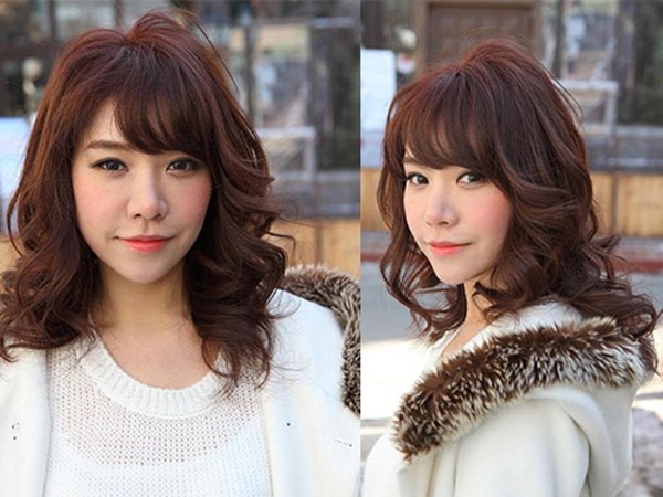 点击大图看下一张：韩国女生短卷发，知性感十足的短卷发，外翻的波浪配合红棕色的时尚度，将女生的优雅知性气质凸显出来。