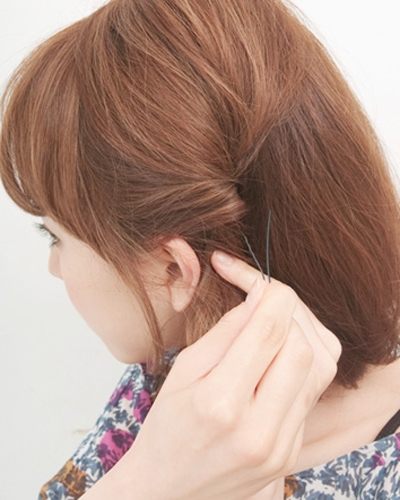点击大图看下一张：step 3：扭转毛束放在耳朵后面，用黑色隐形夹固定。根部的毛发，尽量往扭转开端里塞。