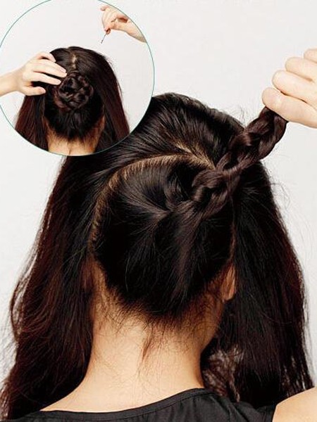 点击大图看下一张：Step2.把下面分区的头发做成三股辫，用发圈固定住，顺时针拧转盘旋发尾，用夹子固定发尖。