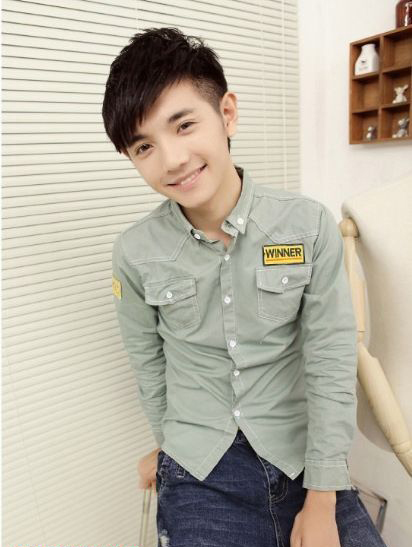 点击大图看下一张:斜朋克式的纹理烫,淘宝男装模特这款发型两侧短中间长直发烫发发型相当帅气哦。