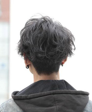 点击大图看下一张：男生自然黑烫发发型背面效果图。