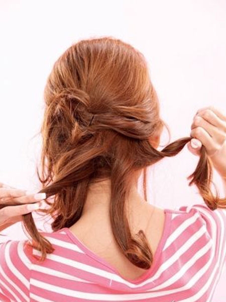 点击大图看下一张：韩式甜美花苞头简单扎法步骤三：将剩余散落在中间的头发分为三束。分别向外拧成卷，然后固定在一侧。