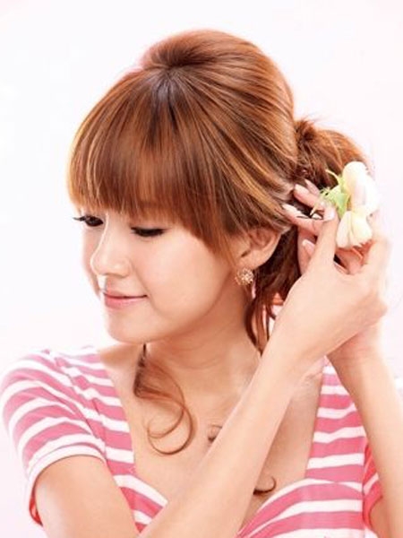 点击大图看下一张：韩式甜美花苞头简单扎法步骤四：将花朵头饰固定在盘发内侧。甜美的花朵发饰适合可爱派的女孩子，可以打造出夏日度假感。