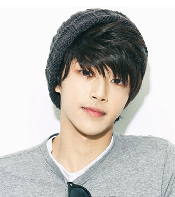 点击大图看下一张：这款韩国男生可爱发型非常简单帅气，飞扬的长斜刘海给人一种不羁的感觉，加上健康的黑色发丝，搭配帽子，时尚感十足。