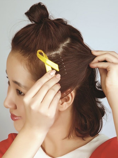 点击大图看下一张：step3：取出左侧耳朵附近的头发用发夹向脑后固定。