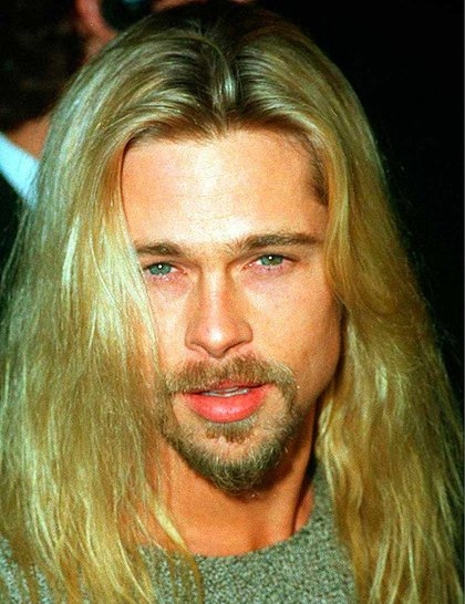 点击大图看下一张：Brad Pitt一头蓬松的金色长发，这就是刚出道的布拉德·皮特。