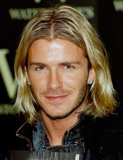 点击大图看下一张：David Beckham长发造型，还能记得年轻时的小贝吗？青涩的笑容，金色长发，真心帅气。