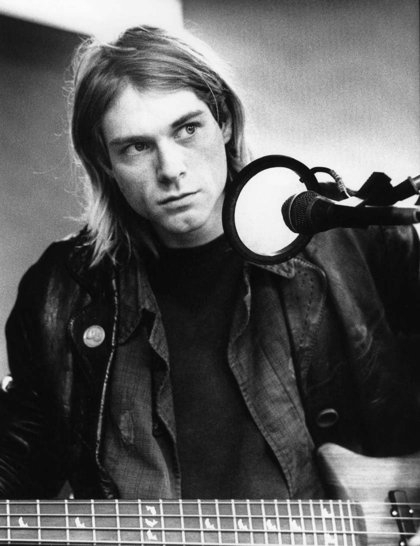 点击大图看下一张：Kurt Cobain凌乱的BOB头，随意地夹在耳后，个性帅气。