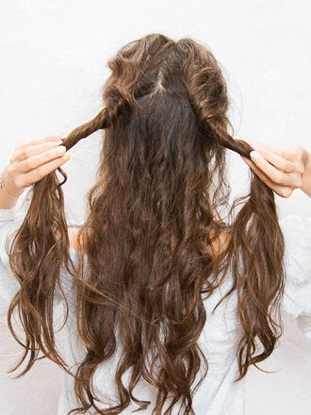 点击大图看下一张：step1：如图取出左右两侧的头发扭转成发辫。
