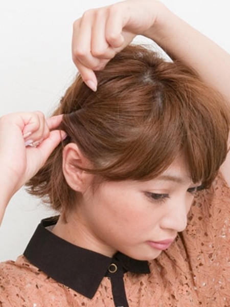 点击大图看下一张：step5：将发辫固定后稍微拉扯出蓬松感。