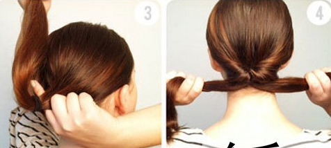 点击大图看下一张：第二步：继续上一个步骤的操作。在发圈上方开出一个小洞后，用手把马尾辫的发尾部分穿过小洞，让它呈现翻转的状态。然后把发尾分成两份，向外拉扯，让发型定型。