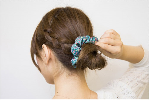 点击大图看下一张：step5：再戴上一个发圈，并用发夹固定花苞头，甜美温婉的日系花苞头就搞定了。