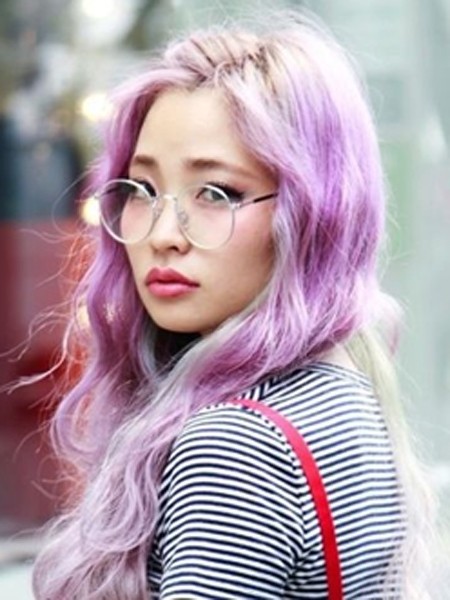点击大图看下一张：可爱的长卷发发型。淡紫色与白色的融合，十分有个性，微卷发发型看起来十分帅气，搭配一副圆框眼镜透着呆萌。