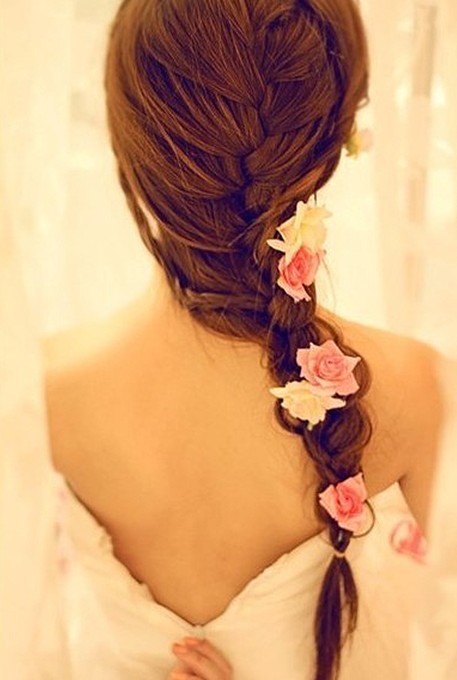 点击大图看下一张：新娘最爱的一款韩式编发发型，编成发辫的形状，显得十分时尚，装饰上花朵的装饰品，很优雅唯美，超时尚新式的编发哦！