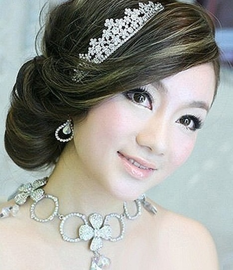 点击大图看下一张：很唯美的一款新娘韩式编发盘发，戴上皇冠，超有公主般气质，在2013年，这样的编发盘发也是十分流行哦！喜欢吗？值得你一试。