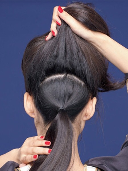 点击大图看下一张：step1：将头发沿着耳朵分成上下两部分后并把脑后的头发绑成马尾。
