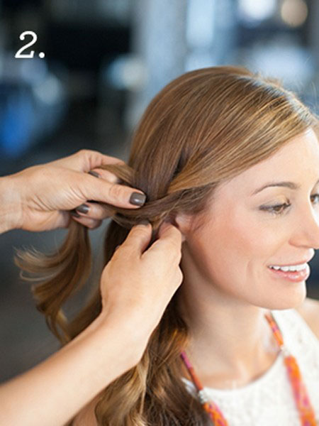 点击大图看下一张：Step2：在一侧耳际以上的位置选取一缕发量适中的头发，梳理并收紧。