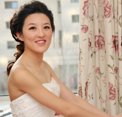 点击大图看下一张：韩式新娘韩式扎发，蓬松和空气感并存的韩式扎法，打造温婉优雅范，卷曲感的发梢美极了，只需一个笑容就可以传达那份喜悦之情，整个人显得很有气质哦！