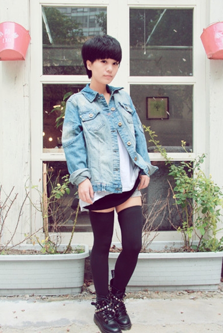 点击大图看下一张:长脸女生适合的齐刘海短发,清爽及耳的短发,在什么时候都很适合哦,看起来也显得比较精神哦,齐刘海可以遮额头,瞬间把长脸打造成迷人的瓜子脸哦。