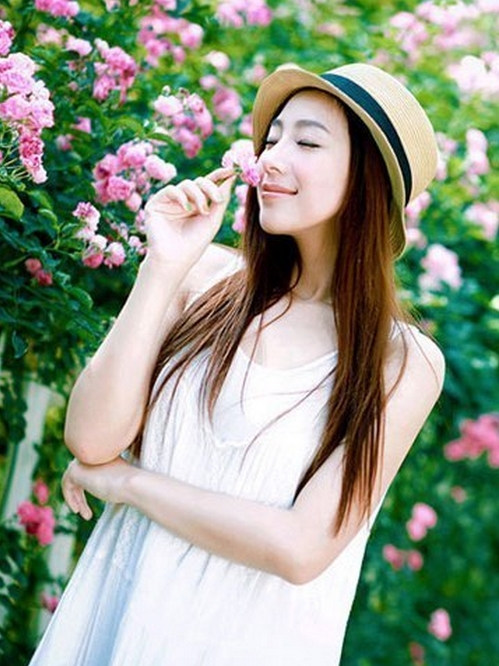 点击大图看下一张:适合长脸的中分长直发,安静唯美的长直发,美极了,真想定格在这一瞬间,其实长脸蛋配很多发型都好看哦,和中分长直发搭起来,上面再配一顶帽子,好有瓜子脸的感觉,一样美哦。