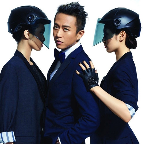 点击大图看下一张：两边短发中间长，形成了鲜明的对比，在利用发胶或发蜡设计出不同的造型，男生们涨姿势了吗?