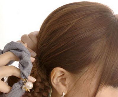 点击大图看下一张：步骤六：取来一个好看的发圈套在花苞头上，起到一个装饰效果。