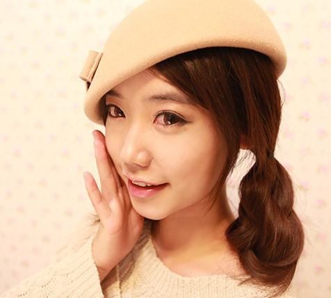点击大图看下一张：好啦！！戴上一顶帽子就可以上街了！！！超好看又简单的可爱韩式小清新泡泡辫编发。