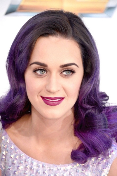 点击大图看下一张：飘逸浪漫的长发、个性时尚的短发，少不了一款绚丽的发色来衬托，什么颜色最适合呢？来看看欧美明星们的示范吧，个性染发让你更吸睛哦！Katy Perry深紫色染发。