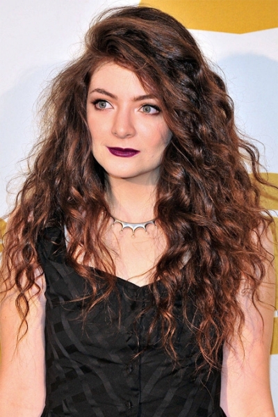 点击大图看下一张：Lorde深棕色染发。