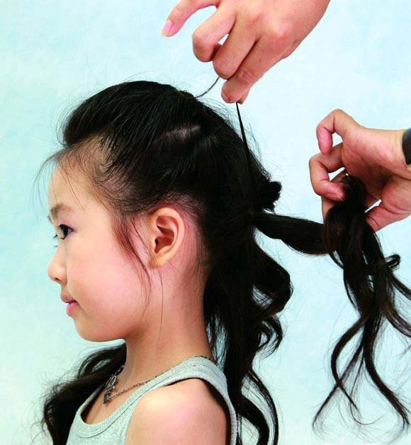 点击大图看下一张：甜美女童发型绑扎方法图解，简单易学一看就懂！