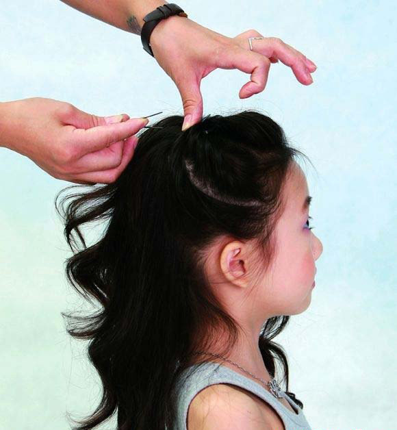 点击大图看下一张：甜美女童发型绑扎方法图解，简单易学一看就懂！