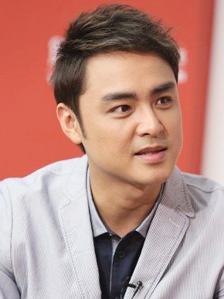 点击大图看下一张:依旧保持偶像王子魅力的明道,此次归来,更显出一份沉稳感,亚麻色头发,休闲搭配,阳光帅气。