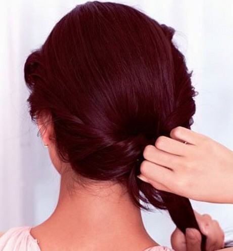 点击大图看下一张：步骤五：把已经扭转好的头发辫用一小发束缠绕住，如图直至绑成一个侧马尾即可。