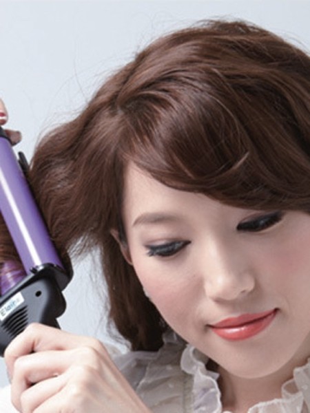 点击大图看下一张：step 4：全部头发分成8~10束，分束以三管电卷棒从发根往下上卷，製造出明显波浪。tips：这种泡面般的蛋卷头能够增添个性及女人味，一定要用三管的电卷棒，才能达到如此蓬松的效果喔!