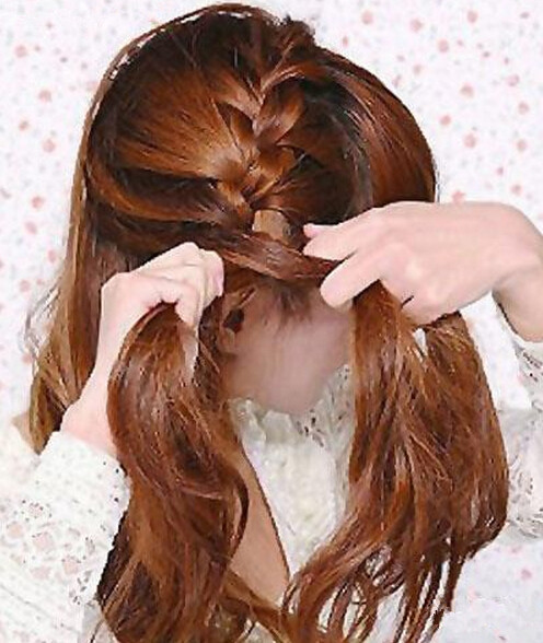 点击大图看下一张：步骤二：编织三股辫，并在左右两边均匀添加发束，保持编好的发束在右耳斜上方。